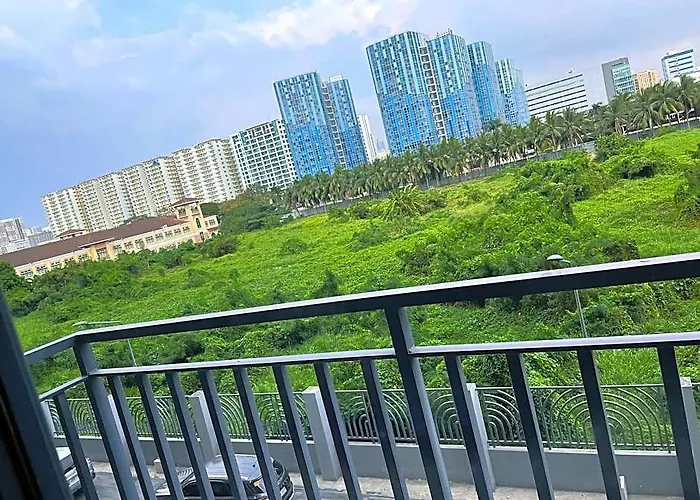Mins To Moa-cozy W Hot Shower & Balcony Hotel 4*